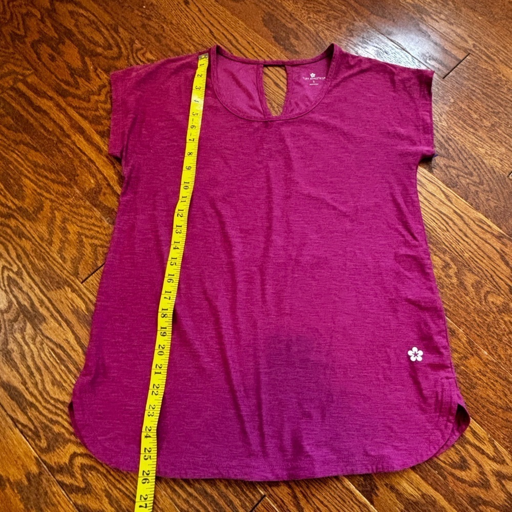 Tuff athletics women’s small tshirt in pink/fuchsia color. Like new!